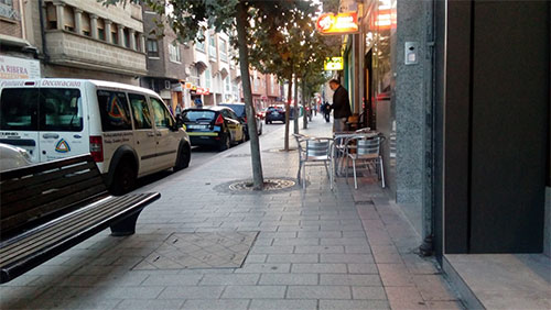 foto denuncia en calle carrequemada, terraza obstaculizando el paso de silla de ruedas